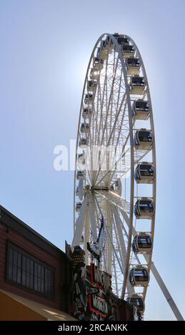 Seattle Great Wheel Ferris Rad und Schild für Wings Over Washington 4D Virtual-Reality Flug Pier 57 Elliott Bay Seattle Washington State USA Stockfoto