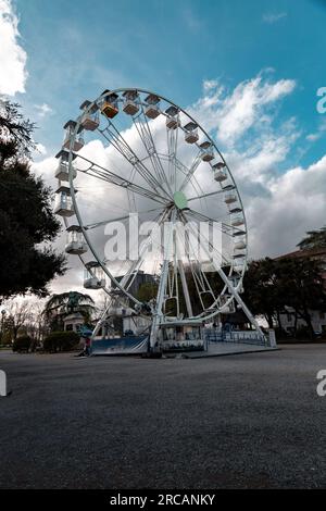 Siena, Italien - 7. April 2022: Riesenrad gegen den bewölkten Himmel in Siena, Toskana, Italien. Stockfoto