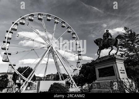 Siena, Italien - 7. April 2022: Riesenrad gegen den bewölkten Himmel in Siena, Toskana, Italien. Stockfoto