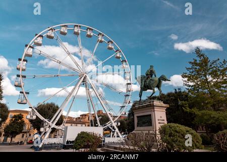 Siena, Italien - 7. April 2022: Riesenrad gegen den bewölkten Himmel in Siena, Toskana, Italien. Stockfoto