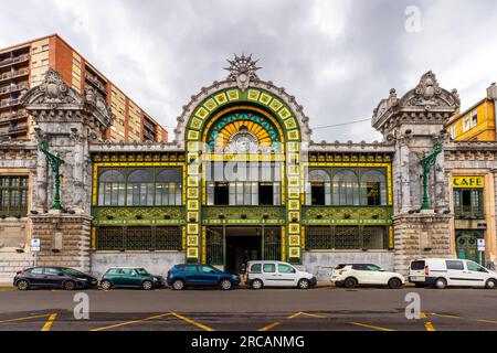 Der Bahnhof Santander im modernen Jugendstil oder der Bahnhof Concordia in Bilbao, Baskenland, Spanien. Die Station wurde 1902 vom Ingenieur Val gebaut Stockfoto