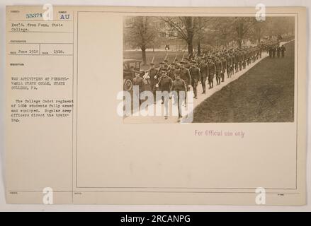 KRIEGSAKTIVITÄTEN AM PENNSYLVANIA STATE COLLEGE, STATE COLLEGE, PA. Das College Cadet Regiment mit 1400 Studenten ist voll bewaffnet und ausgestattet, mit regulären Armeeoffizieren, die ihre Ausbildung leiten. Dieses Foto wurde im Juni 1918 während des Ersten Weltkriegs aufgenommen Das Bild wurde von Pennsylvania State College und ist nur für den offiziellen Gebrauch bestimmt. Stockfoto