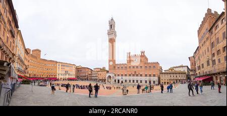 Siena, Italien - 7. April 2022: Piazza del Campo, zentraler Platz von Siena, Toskana, Italien. Stockfoto