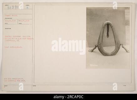 Bild aufgenommen an der Central Officers' Training School in Camp Taylor, Louisville, KY, im Dezember 1918. Es zeigt einen Soldaten, der einen Kragen aus Stahl trägt. Das Foto wurde vom Signalkorps aufgenommen. Der Zweck des Bildes wird nicht offengelegt, und die Identifikationsnummer gibt an, dass es nicht für die öffentliche Betrachtung bestimmt ist. Stockfoto