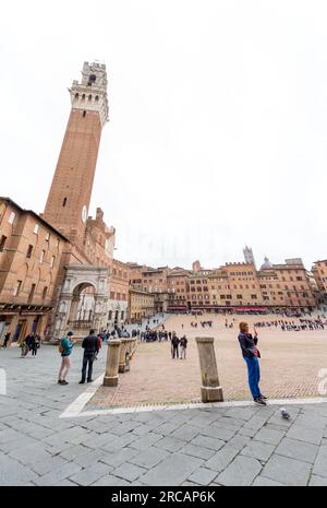 Siena, Italien - 7. April 2022: Piazza del Campo, zentraler Platz von Siena, Toskana, Italien. Stockfoto