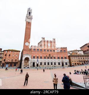 Siena, Italien - 7. April 2022: Piazza del Campo, zentraler Platz von Siena, Toskana, Italien. Stockfoto