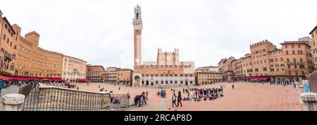 Siena, Italien - 7. April 2022: Piazza del Campo, zentraler Platz von Siena, Toskana, Italien. Stockfoto