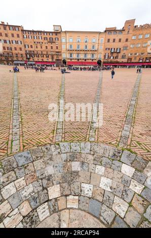 Siena, Italien - 7. April 2022: Piazza del Campo, zentraler Platz von Siena, Toskana, Italien. Stockfoto