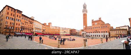 Siena, Italien - 7. April 2022: Piazza del Campo, zentraler Platz von Siena, Toskana, Italien. Stockfoto