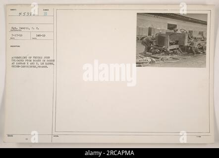 Soldaten, die bei der Montage von Lastwagen assistierten, die gerade von Booten in Hangar X und Y in Le Havre, seine-Inferieure, Frankreich, entladen wurden. Das Foto wurde am 27. März 1919 von Sergeant Dewitt, S.C., aufgenommen. Das Foto ist mit der RTC'D-Nummer 45386 beschriftet. Stockfoto