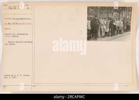 Ungültige Soldaten beobachten die Parade zum Bastille Day in Havre, Frankreich während des 1. Weltkriegs Das Foto wurde am 14. Juli 1918 vom Fotografen Pyt aufgenommen. R.M. Barnes und erhielt die Genehmigung der A.E.F. Zensor am 2. August 1918. Das Foto ist in der Sammlung mit dem Subjektcode 16327 beschriftet: „Fotos von amerikanischen Militäraktivitäten während des Ersten Weltkriegs“. Stockfoto