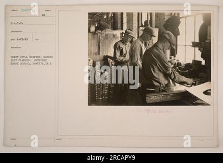 Blecharbeiter an der Saunders Trade School in Yonkers, New York, erstellen Dachflansche. Dieses Foto wurde während des Ersten Weltkriegs aufgenommen und ist Teil einer Serie, die amerikanische Militäraktionen dokumentiert. Es ist als SUBJECT: 589209 S.A.T.C. gekennzeichnet und wurde am 27. April 1919 vom Fotografen empfangen. Stockfoto