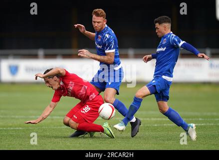 Ashley Evans von Penybont (rechts) und Josh Yorwerth (Mitte) sowie Eloy Eloy Eloy Eloy des FC Santa Coloma kämpfen während der UEFA Europa Conference League in der ersten Runde und im ersten Spiel auf dem Dunraven Brewery Field, Bridgend, um den Ball. Foto: Donnerstag, 13. Juli 2023. Stockfoto