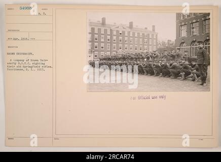 ROTC-Kadetten von der Brown University in Providence, Rhode Island, sehen ihre alten Springfield-Gewehre während einer Trainingssitzung im Jahr 1917. Dieses Foto, das für offizielle Zwecke aufgenommen wurde, zeigt die militärischen Aktivitäten der Studenten während ihrer Vorbereitung auf den Dienst während des Ersten Weltkriegs Stockfoto