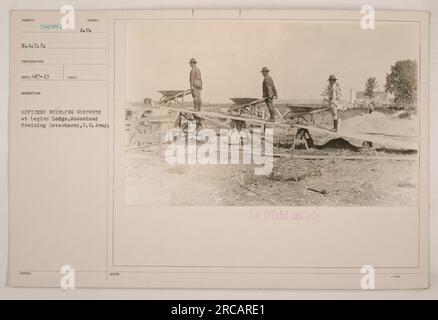 Offiziere aus den USA Armeeeinheit Mooseheart Training sah Beton in Legion Lodge Rollen. Dieses Foto mit der Ausweisnummer 58984 wurde von dem Fotografen RECO 427-19 aufgenommen. Es ist Teil einer Reihe von Fotografien, die amerikanische Militäraktivitäten während des Ersten Weltkriegs dokumentieren Die Beschreibung besagt, dass sie nur für den offiziellen Gebrauch bestimmt ist. Stockfoto