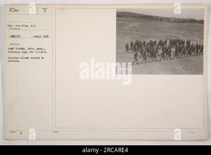 Soldaten von Camp Devens in Ayer, Massachusetts, nehmen an der R.O.T.C-Ausbildung Teil. Auf dem Foto sind Kolumnenteams dargestellt, die nach Zug organisiert sind. Der auf dem Bild gezeigte Zug ist Homer 69,206, angeführt von Sergeant Joe Hits, S.C. Das Foto wurde vom Fotografen SYNSOL A.C.L. am 2. Oktober 1920 aufgenommen. Stockfoto