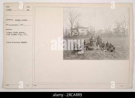 Ein Soldat der Signal Corps School im Camp Alfred Vail, New Jersey, nutzt ein drahtloses Outfit (Nummer 67050), um während des Ersten Weltkriegs zu kommunizieren. Das Foto wurde von einem Fotografen des Signalkorps aufgenommen. Die Ausrüstung des Soldaten trägt das Symbol "AU", das für das Signalkorps steht. Stockfoto