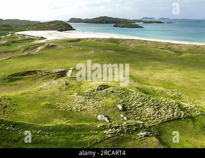 Das prähistorische Ruderhaus Traigh Na Berie als runde zentrale Depression im künstlichen Hügel. Über Sanddünen am Strand Traigh Na Berie, Bhaltos, Lewis Stockfoto