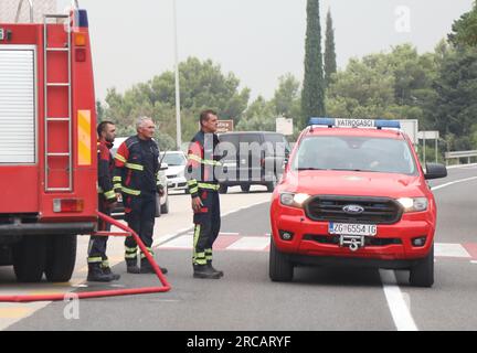 Sibenik, Kroatien. 13. Juli 2023. Am 13. Juli 2023 brach im Dorf Grebastica in Sibenik, Kroatien, ein Großbrand aus. 79 Feuerwehrleute mit 28 Löschfahrzeugen, die Sibenik Einsatzfeuerwehr, drei Canadair CL-415 Löschflugzeuge und zwei Air Tractor Löschflugzeuge sind an der Löschung beteiligt. Foto: Dusko Jaramaz/PIXSELL Credit: Pixsell/Alamy Live News Stockfoto