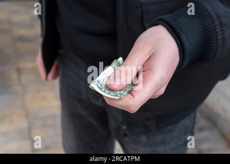 Suchtbegriff. Geld in der Händlerhand Nahaufnahme Stockfoto