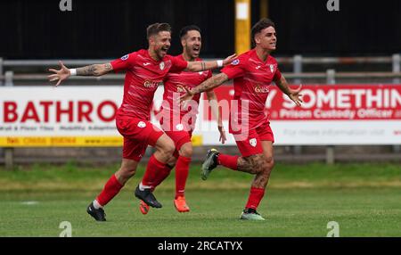 Mario Mourelo (rechts) des FC Santa Coloma feiert das erste Tor seiner Seite im Gamell während der ersten Runde der UEFA Europa Conference League, dem ersten Spiel auf dem Dunraven Brewery Field, Bridgend. Foto: Donnerstag, 13. Juli 2023. Stockfoto