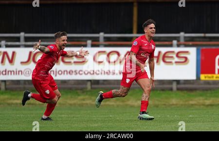 Mario Mourelo (rechts) des FC Santa Coloma feiert das erste Tor seiner Seite im Gamell während der ersten Runde der UEFA Europa Conference League, dem ersten Spiel auf dem Dunraven Brewery Field, Bridgend. Foto: Donnerstag, 13. Juli 2023. Stockfoto