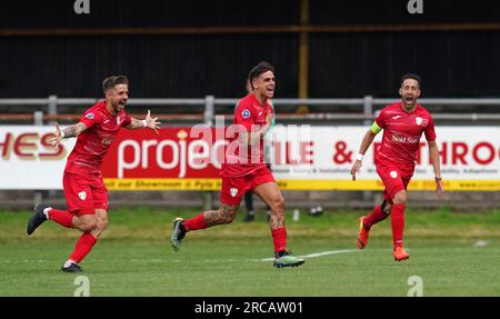 Der Mario Mourelo (Centre) des FC Santa Coloma feiert das erste Tor seiner Seite im Gamell während der ersten Runde der UEFA Europa Conference League, dem ersten Spiel auf dem Dunraven Brewery Field, Bridgend. Foto: Donnerstag, 13. Juli 2023. Stockfoto