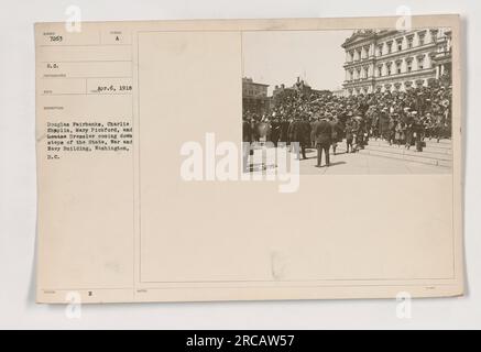 Schauspieler Douglass Fairbanks, Charlie Chaplin, Mary Pickford und Marie Dressler, die die Stufen des State, war, and Navy Building in Washington, D.C. hinabsteigen Symbol A, ausgestellt am 6. April 1918. Stockfoto