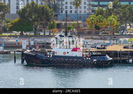 San Pedro, CA, USA – 2. Juni 2023: Schlepper im Hafen von Los Angeles in San Pedro, Kalifornien. Stockfoto