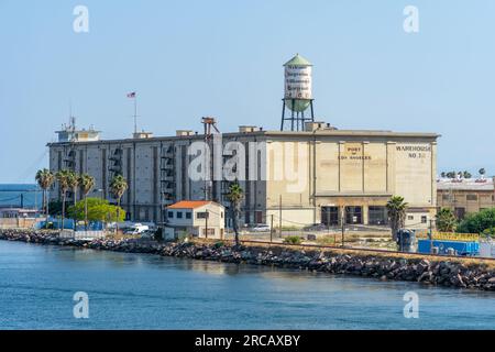 San Pedro, CA, USA – 2. Juni 2023: Altes Lagerhausgebäude an der Post of Los Angeles in San Pedro, Kalifornien. Stockfoto