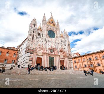 Siena, Italien - 7. April 2022: Die Kathedrale von Siena ist eine mittelalterliche Kirche in Siena, die von den Anfängen an als römisch-katholische Marienkirche geweiht wurde, die heute existiert Stockfoto