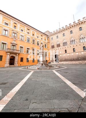 Siena, Italien - 7. April 2022: Die Piazza Salimbeni ist ein prominenter Platz im Zentrum von Siena, Region Toskana, Italien. Der Platz beherbergt mehrere Sehenswürdigkeiten Stockfoto