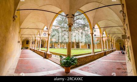 Siena, Italien - 7. April 2022: Patio of the Faculty of Economy an der Universite degli erivdi Siena, Universität Siena, Toskana, Italien. Stockfoto