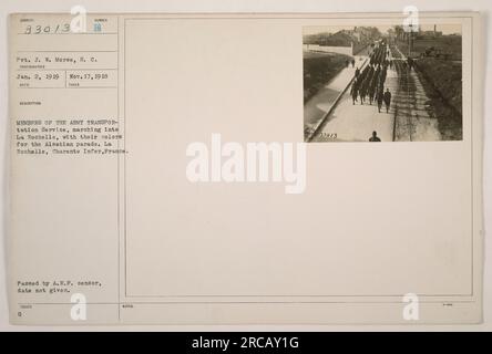 Mitglieder des Army Transportation Service marschieren nach La Rochelle, Frankreich mit ihren Farben für die Elsässer Parade. Das Foto wurde am 2. Januar 1919 aufgenommen. Das Bild wurde vom A.R.P. Zensor genehmigt, aber das spezifische Datum der Genehmigung wird nicht angegeben. Stockfoto