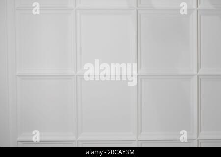 Detaildarstellung einer flachen Deckenverkleidung, Deckenleisten im Innenraum Stockfoto