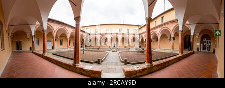 Siena, Italien - 7. April 2022: Patio of the Faculty of Economy an der Universite degli erivdi Siena, Universität Siena, Toskana, Italien. Stockfoto