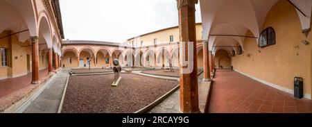 Siena, Italien - 7. April 2022: Patio of the Faculty of Economy an der Universite degli erivdi Siena, Universität Siena, Toskana, Italien. Stockfoto