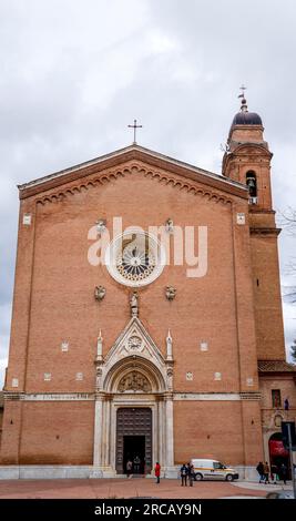 Siena, Italien - 7. April 2022: Außenansicht der Basilica di San Francesco in Siena, Toskana, Italien. Stockfoto