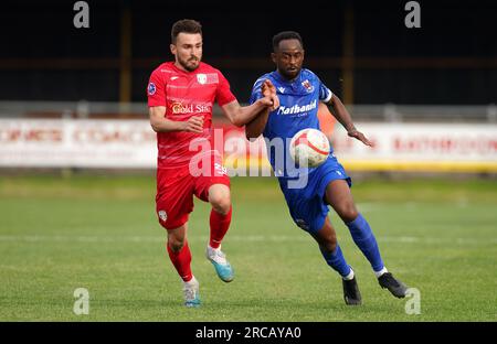 Penybont's Keyon Reffell (rechts) und Andriy Markovych des FC Santa Coloma kämpfen um den Ball während der ersten Runde der UEFA Europa Conference League, der ersten Etappe auf dem Dunraven Brewery Field, Bridgend. Foto: Donnerstag, 13. Juli 2023. Stockfoto