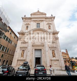 Siena, Italien - 7. April 2022: Insigne Collegiata di Santa Maria in Provenzano ist eine Kirche im späten Renaissance-Barock-Stil, römisch-katholisch, mit Kollegialkirche Stockfoto