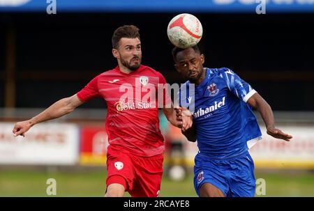 Penybont's Keyon Reffell (rechts) und Andriy Markovych des FC Santa Coloma kämpfen um den Ball während der ersten Runde der UEFA Europa Conference League, der ersten Etappe auf dem Dunraven Brewery Field, Bridgend. Foto: Donnerstag, 13. Juli 2023. Stockfoto