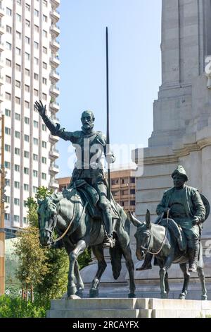 Bronzeskulpturen von Don Quijote und Sancho Panza am Denkmal für Miguel de Cervantes, Plaza de España, Centro, Madrid, Königreich Spanien Stockfoto