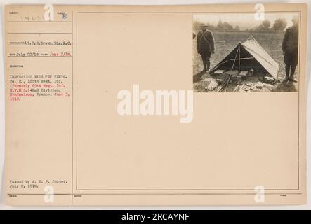 Amerikanische Soldaten der Kompanie B, 165. Regiment Infanterie werden hier bei einer Inspektion mit ihren Welpen Zelten in Neufmaison, Frankreich, am 3. Juni 1918 gesehen. Dieses Foto wurde von J.S. aufgenommen Brown, Signalkorps und wurde von A.E.P. überholt Zensor am 2. Juli 1918. Das Regiment war früher als 69. Regiment Infanterie, New York National Guard bekannt und diente als Teil der 42. Division im Ersten Weltkrieg Stockfoto