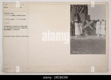 Übungen im Confederate Memorial auf dem Arlington National Cemetery. Das Foto zeigt die Southern Cross, bevor sie während der Zeremonie enthüllt wird. Die Veranstaltung fand am 1. Juni 1920 statt, wobei Private King, ein Fotograf des Signal Corps, den Moment festhielt. Das Bild ist Teil der Sammlung „Fotografien amerikanischer Militäraktivitäten während des Ersten Weltkriegs“. Stockfoto