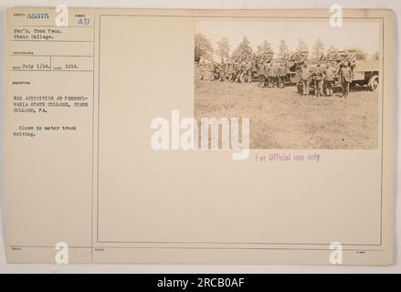 Eine Klasse für Lkw-Fahren am Pennsylvania State College in State College, Pennsylvania. Dieses Foto ist Teil einer Sammlung von Bildern, die amerikanische Militäraktivitäten während des Ersten Weltkriegs darstellen. Das Foto wurde 1918 aufgenommen und trägt die Patientennummer 55375. Es wurde von Penn empfangen. State College am 1. Juli 1918. Das Bild zeigt die Ausbildung und die Kriegsaktivitäten, die während des Krieges am College durchgeführt wurden. Sie ist mit „nur zur offiziellen Verwendung“ gekennzeichnet und ist Teil der offiziellen Dokumentation der Aktivitäten. Stockfoto