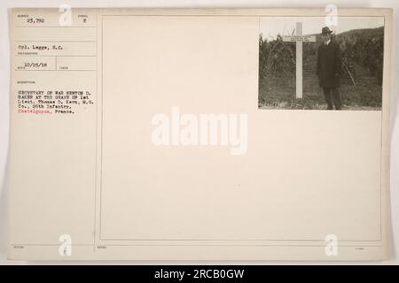 Kriegsminister Newton D. Baker besucht das Grab von 1. Lieutenant Thomas D. Kern, M.G. Co., 26. Infanterie, in Chatelguyon, Frankreich. Foto von CPL. Legge und Teil der 111. Signalkorps-Sammlung. RECO 10/25/18. Stockfoto