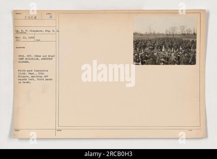 Soldaten der 29. Division (Blau und Grau) in Camp McClellan, Anniston, Alabama, nehmen an einer Feldpackungsinspektion Teil. Mitglieder des 114. Regiments, 57. Brigade, können gesehen werden, wie sie in Truppen nach links marschieren, mit ihren Feldpaketen auf dem Rücken. Stockfoto