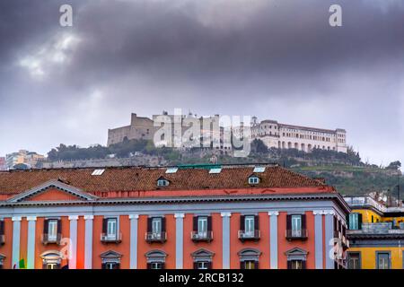 Castel Sant'Elmo, die historische Festung von Neapel, von der Innenstadt aus gesehen. Castel Sant'Elmo ist eine mittelalterliche Festung auf dem Vomero-Hügel. Stockfoto