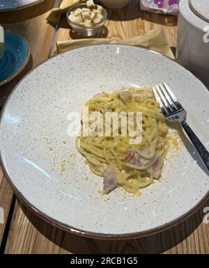 Pasta Carbonara mit Speck und Sahne Sauce Stockfoto