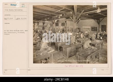 Soldaten der Benson Polytechnic School Training Einheit arbeiten in der Holzwerkstatt in Portland, Oregon. Das Foto wurde am 27. August 1918 aufgenommen. Dieses Bild ist Teil einer Sammlung namens „Fotos amerikanischer Militäraktivitäten während des Ersten Weltkriegs“, die vom Fotografen R.C. Canligs aufgenommen wurde. Stockfoto